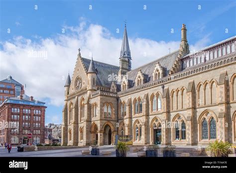 Dundee Scotland Uk March 23 2019 The Mcmanus Art Gallery In The