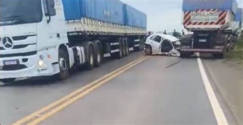 Acidente Envolvendo Carro E Carreta Deixa Um Morto E Outro Ferido Na Br