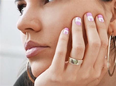 9 Photogenic Poses To Show Off Your Manicure Hand Pose Manicure