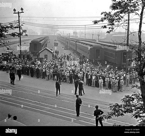 1930s crowd at train yard hi-res stock photography and images - Alamy