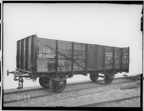 Fotografie zweiachsiger offener Güterwagen ohne Bremse 1920