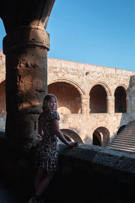 Mujer Visita El Museo De Arqueolog A En La Isla De Rodas Grecia Foto De