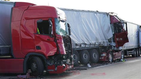 Nach Unfall Mit Drei Lkw Ist A Am Hermsdorfer Kreuz Wieder Frei