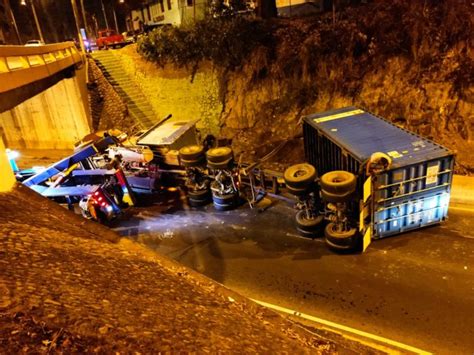 Tr Iler Vuelca En El Anillo Perif Rico