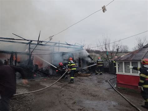 FOTO 30 de păsări au pierit într un incendiu izbucnit într o gospodărie