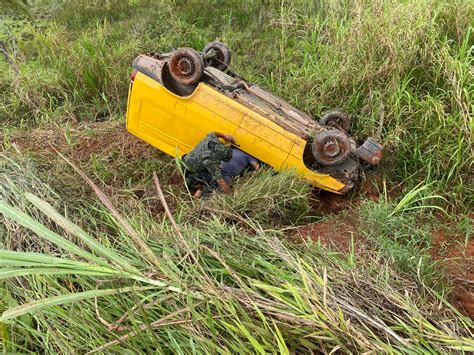 Carro Perde O Controle Em Curva E Cai Em Ribanceira Na Rodovia Oswaldo