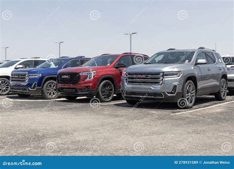 Gmc Acadia Suv Display At A Dealership Gmc Offers The Acadia In Sle