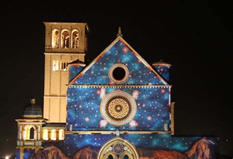 Ad Assisi Si Illumina Il Natale Con Presepe Di Sabbia E Albero Luminoso