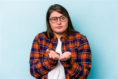 Jovem Mulher Excesso De Peso Caucasiana Isolada Em Fundo Azul