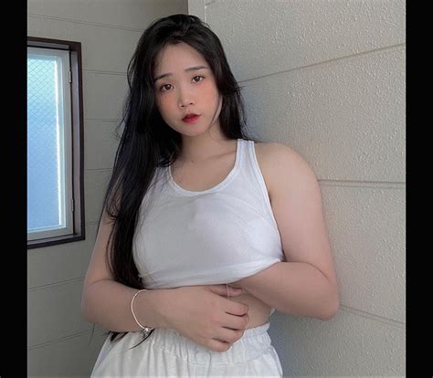 Tìm ra đối thủ của hot girl Hải Dương vòng một to đến mức cổ áo phải dãn ra Người đẹp Việt