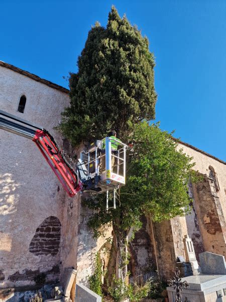 Lagage Dans Le Village Commune De Combret