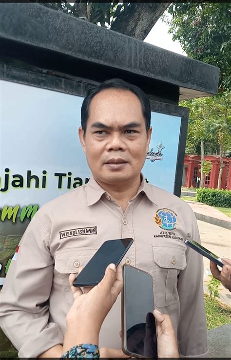 Pj Bupati Majalengka Menyerahkan Sertifikat Secara Simbolis Program