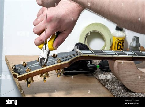 Un T Cnico De Guitarra O Tech Re Encadenar Una Guitarra Gibson En Su