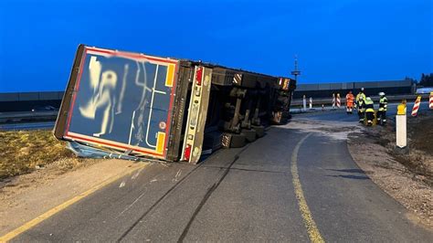 Lastwagen Samt Leergut Kippt Bei Autobahnkreuz Um