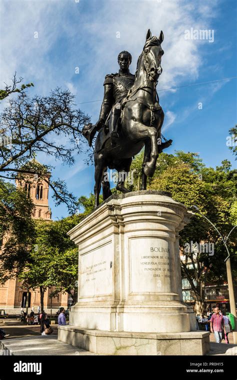 Una Estatua De Sim N Bol Var En El Parque Bol Var Medell N Colombia