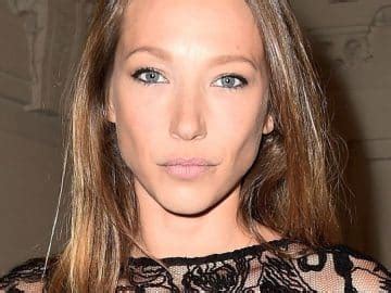 Inès Loucif Koh Lanta pose en bikini elle affole ses abonnés avec son corps de rêve