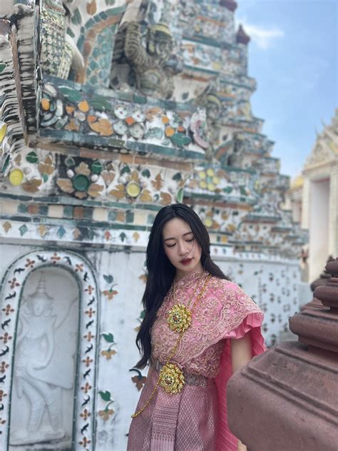 Hot girl đại diện cổ vũ ĐT Ecuador thu hút giới trẻ bằng nhan sắc và tài năng