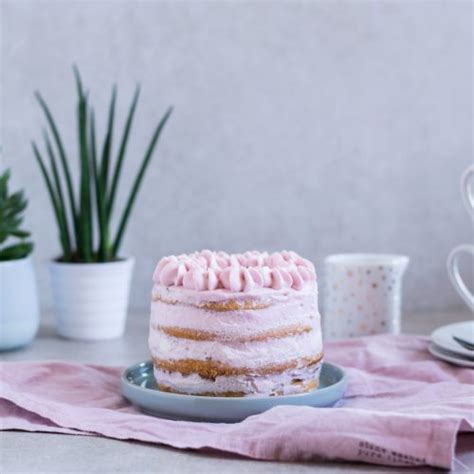 Für ein bisschen Frühlingsgefühle pastellfarbener Naked Cake