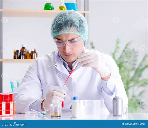 Análisis De Sangre En El Laboratorio Con Jóvenes Científicos Foto de