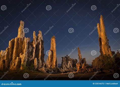 Formations Mono De Tuf De Lac La Nuit Image Stock Image Du Nuit