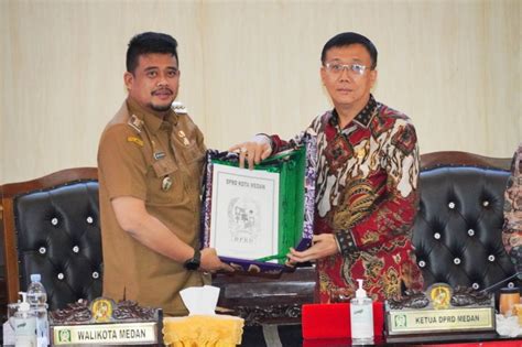 Galeri Foto Wali Kota Medan Bobby Nasution Pada Rapat Paripurna