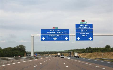 Señal De Tráfico Francesa De Ir A París En La Autopista En Francia