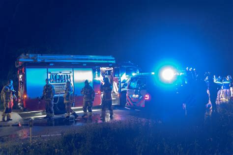 Automobilist Vliegt Uit De Bocht En Slaat Op De Vlucht Hulpdiensten