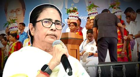 Mamata Banerjee প্রচারে গিয়ে ঘোর বিপত্তি সভাস্থলে চটি ছিঁড়তেই নিজের