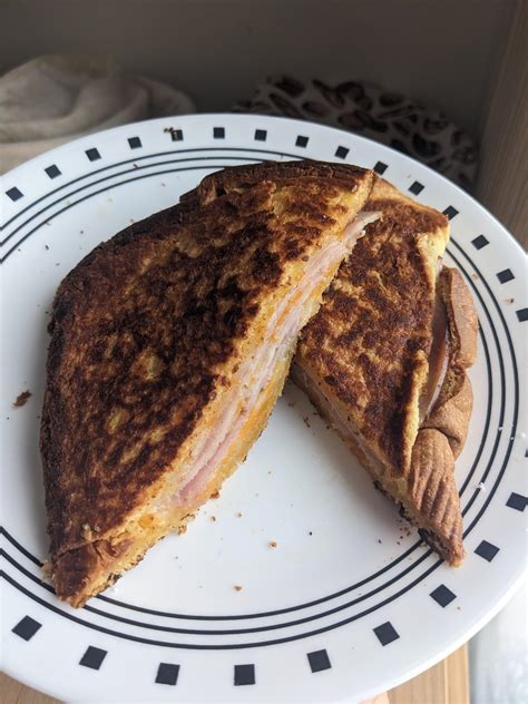 A pannetone grilled ham & cheese this Christmas Eve morning : r/melts