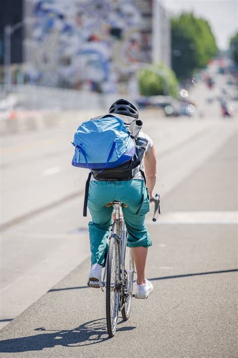 A Jovem Anda De Bicicleta Na Rua Da Cidade Imagem De Stock Imagem De