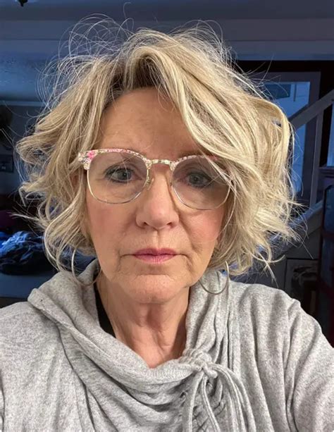 Synthetic 12 Wavy Chin Length Blonde Real Looking Bob Wigs