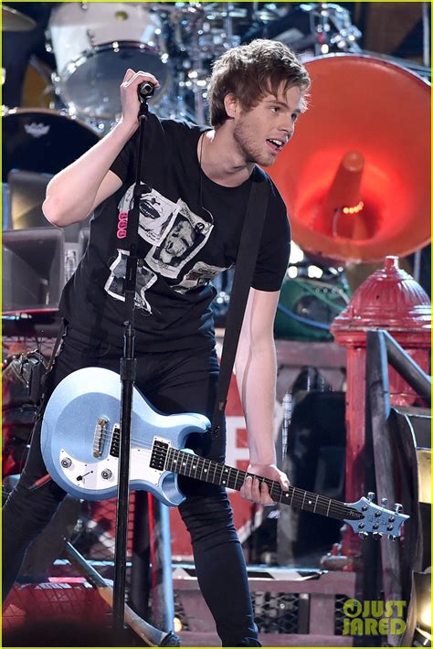 5 Seconds Of Summer Rock Out To She S Kinda Hot At Teen Choice Awards