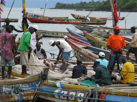 Tombo Fishing Village Fishermen At Work In Tombo Village Flickr