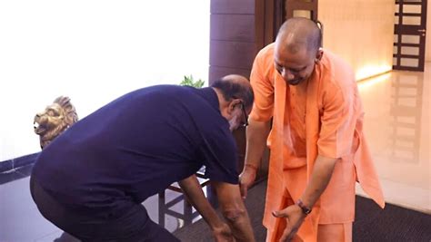 Rajinikanth meets Yogi Adityanath in Lucknow, touches UP CM's feet. Video - Hindustan Times