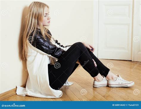 Fille Blonde Assez Adolescente De Jeunes S asseyant Sur Seul Triste De Désespoir De Plancher à