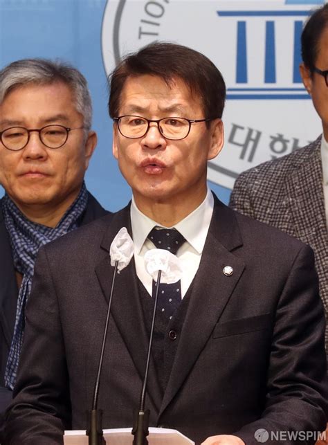 기자회견하는 더불어민주당 이태원참사대책본부 의원들