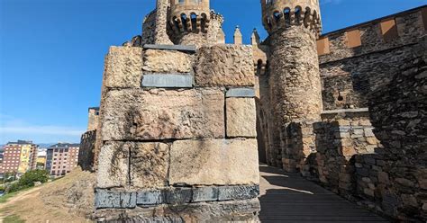 El Castillo De Ponferrada Aparece Vandalizado Con Una Pintada