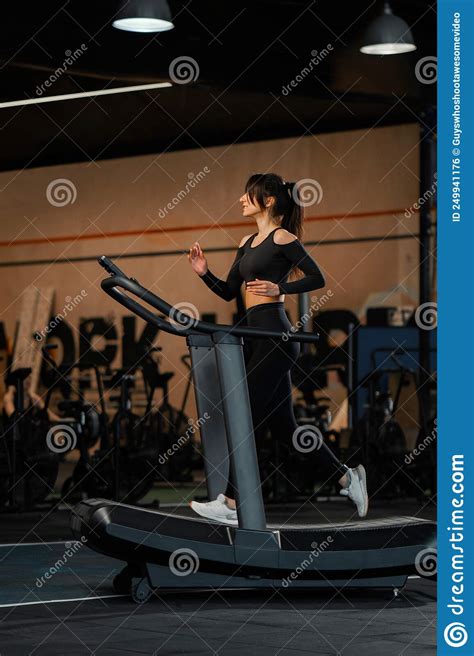 Atleta Femenina Corriendo Sobre Una Cinta De Correr Foto De Archivo