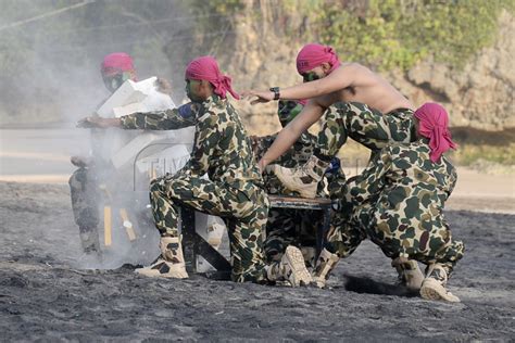 Dankormar Sematkan Baret Ungu Ke Prajurit Times Indonesia