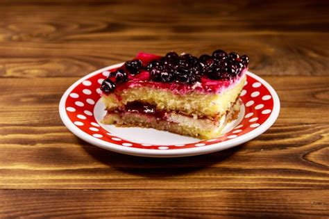 Sabrosa Tarta De Queso Con Grosella Negra Sobre Mesa De Madera Foto