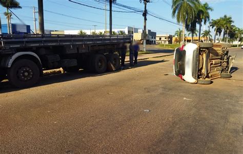 Mulher Fica Ferida Após Bater Carro Em Caminhão Estacionado E Capotar