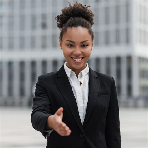 Mujer De Negocios Feliz Que Muestra La Mano Foto Gratis