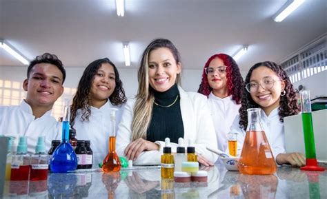 A Química da curiosidade Alunos de escola estadual produzem ciência