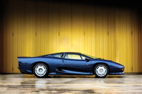 Jaguar XJ220