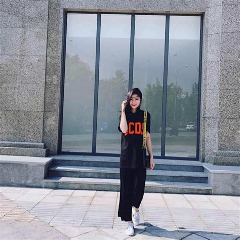 B N G I Hot Girl C A Ti N V Huy H Ng B N Trai Th Ch T I M C O Ph Ng Gi Y Th Thao