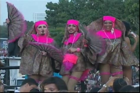 Vídeo Milhares de pessoas participam da Parada do Orgulho Gay em Feira