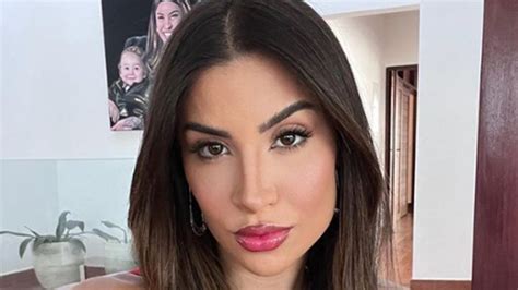 Bianca Andrade comemora e exibe corpaço fio dental