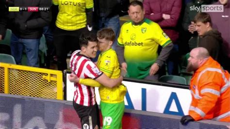 Sunderland's Luke O'Nien plants a kiss on Norwich's Jacob Sorensen ...