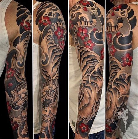 Japans Tattoo Van Japanse Tijger Met Bloemen Op Arm Gezet Door Tattoo