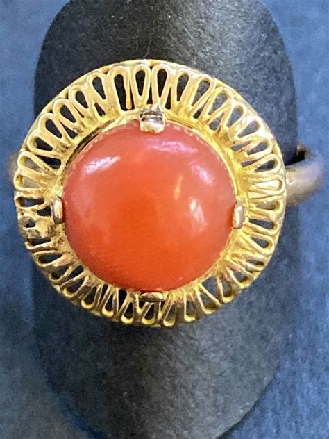 14 Karaats Geelgouden Ring Met Een Rond Cabochon Geslepen Bloedkoraal